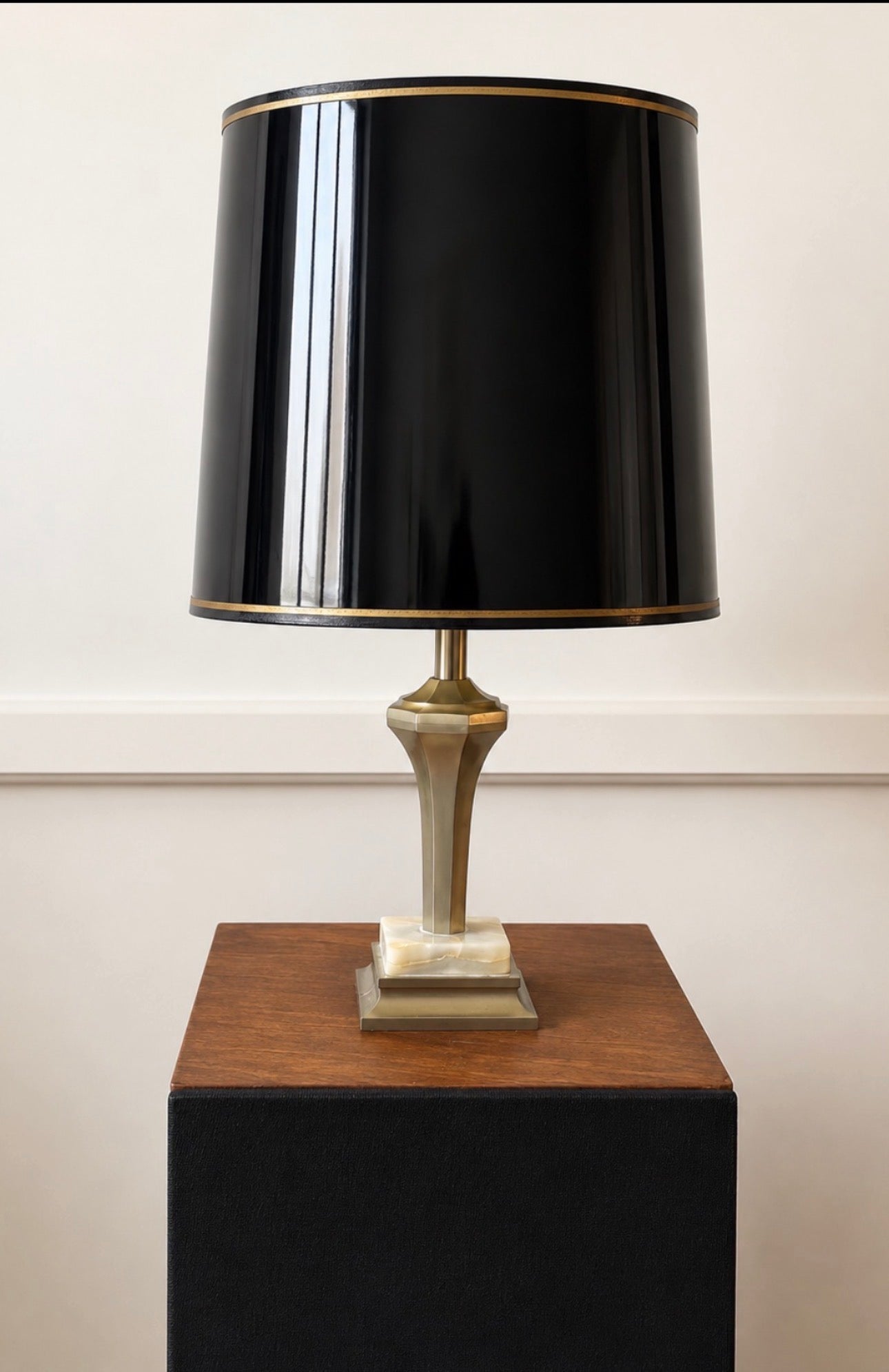 Lampe années 70 – Métal, onyx et abat-jour noir