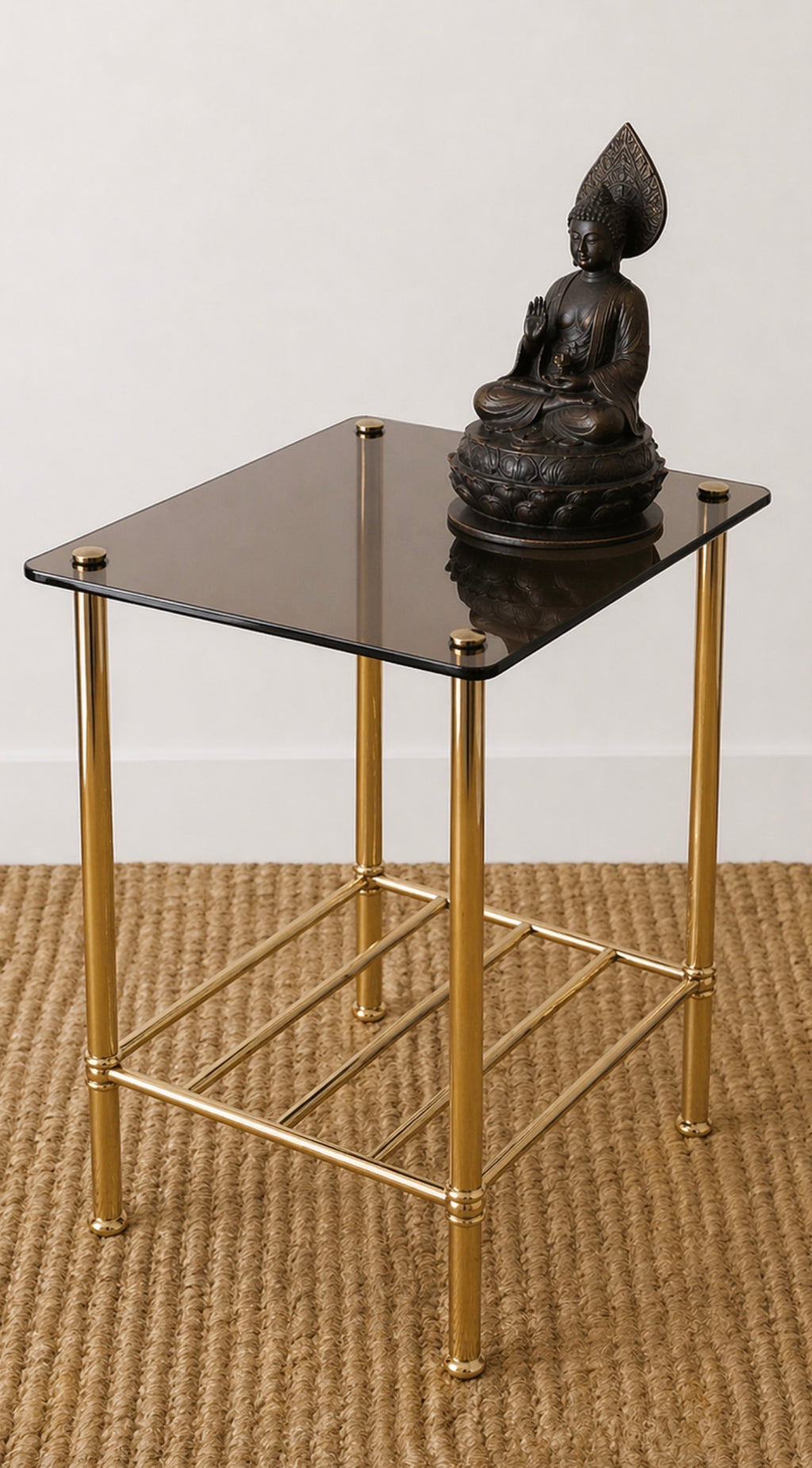 Table d’appoint en laiton et verre fumé – années 80/90