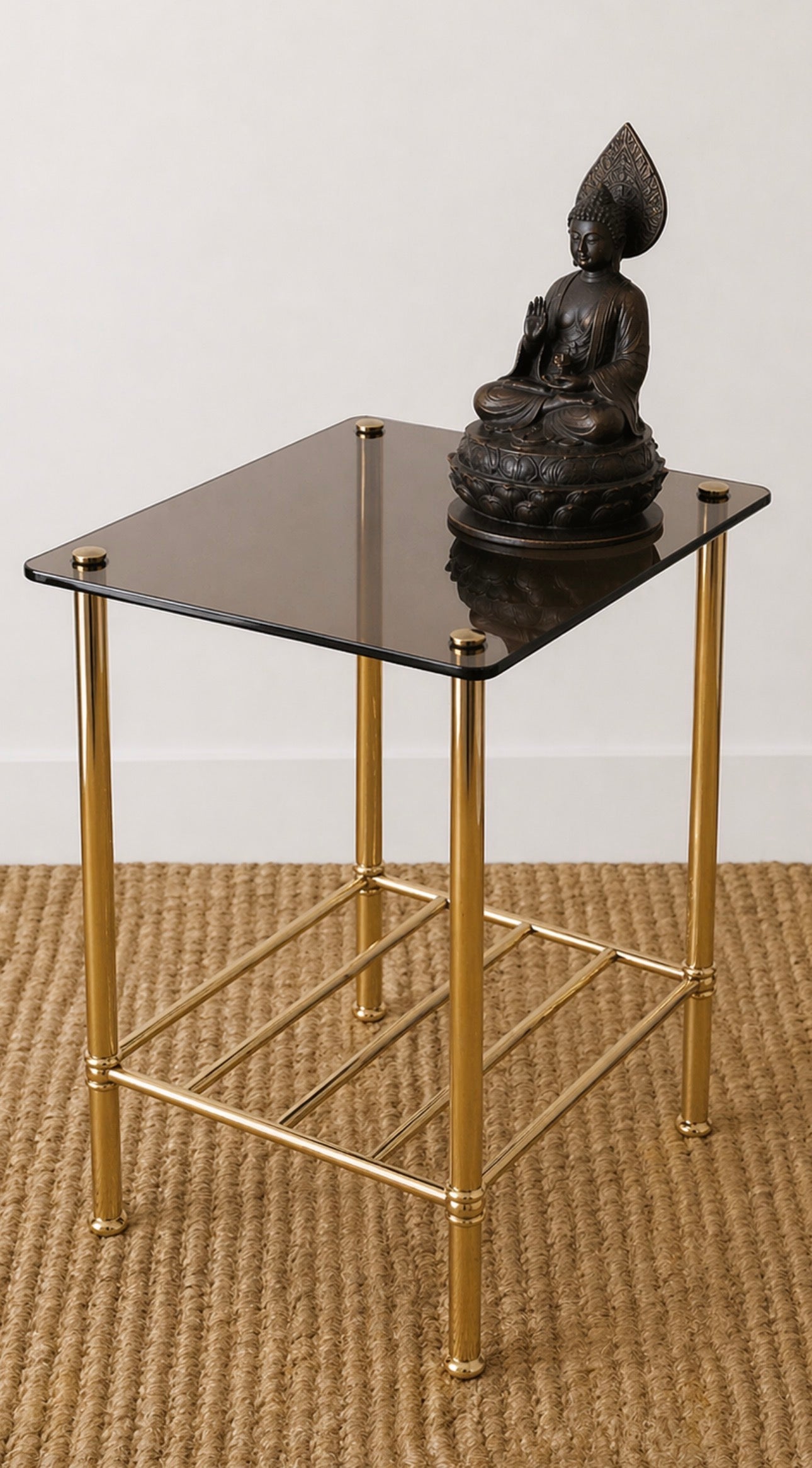 Table d’appoint en laiton et verre fumé – années 80/90
