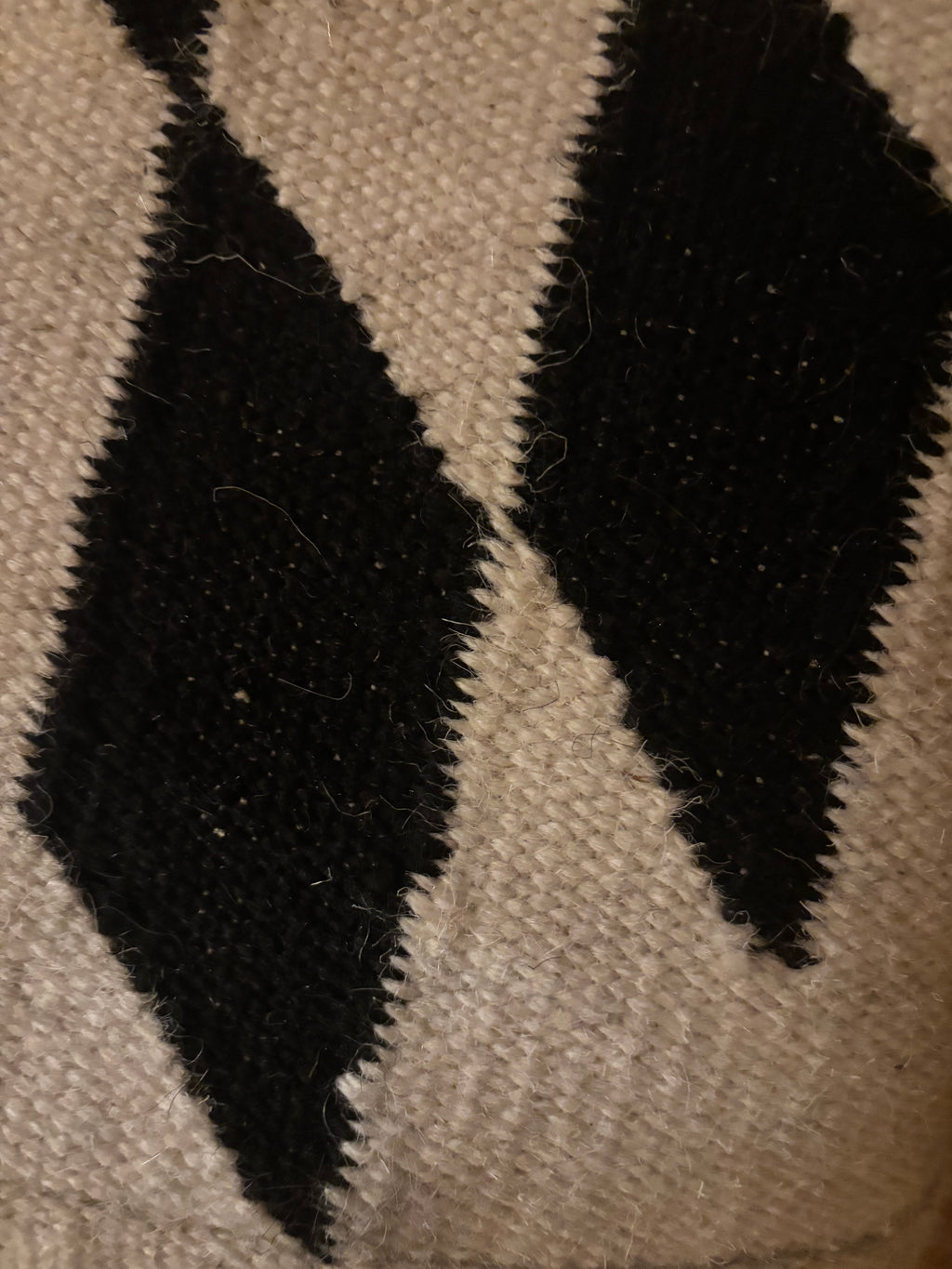 Tapis kilim en laine à motifs géométriques – noir & écru