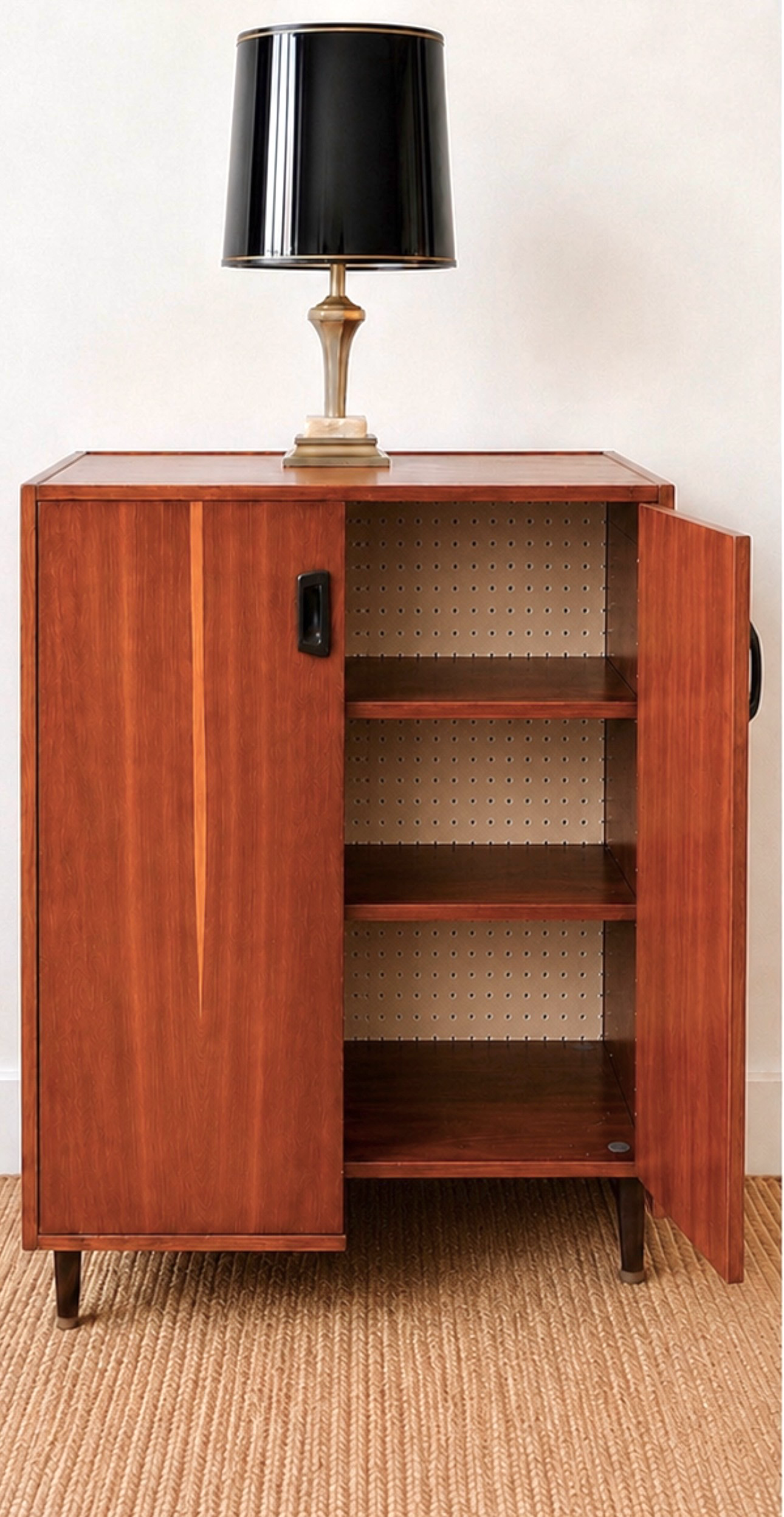 Petit meuble de rangement moderniste