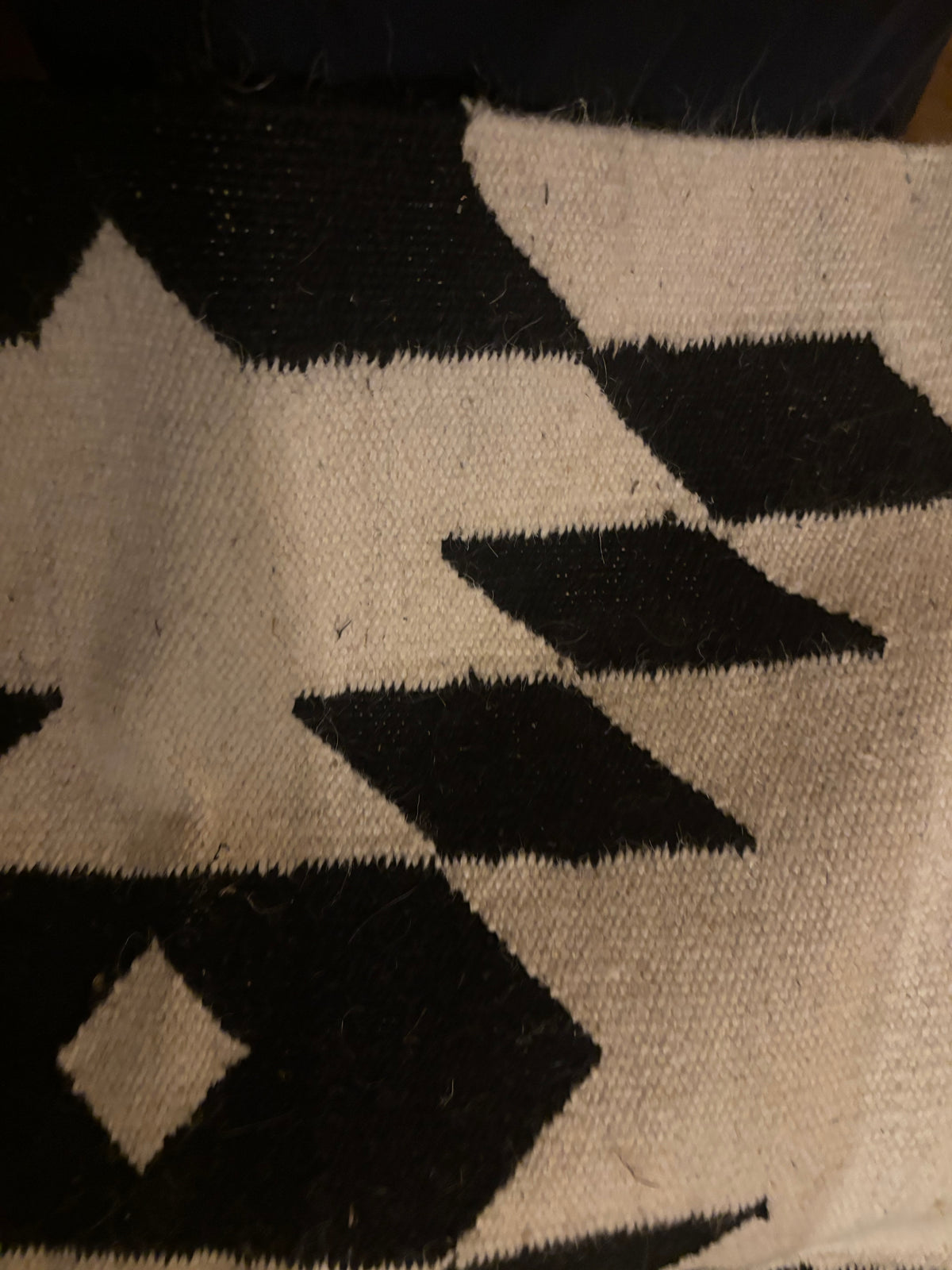 Tapis kilim en laine à motifs géométriques – noir & écru
