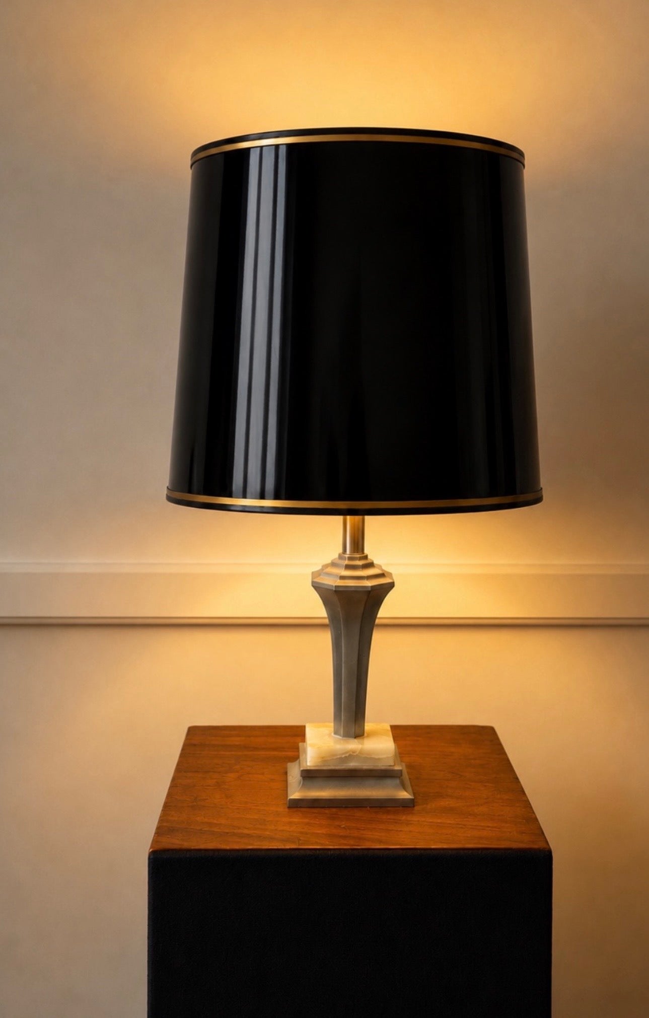 Lampe années 70 – Métal, onyx et abat-jour noir