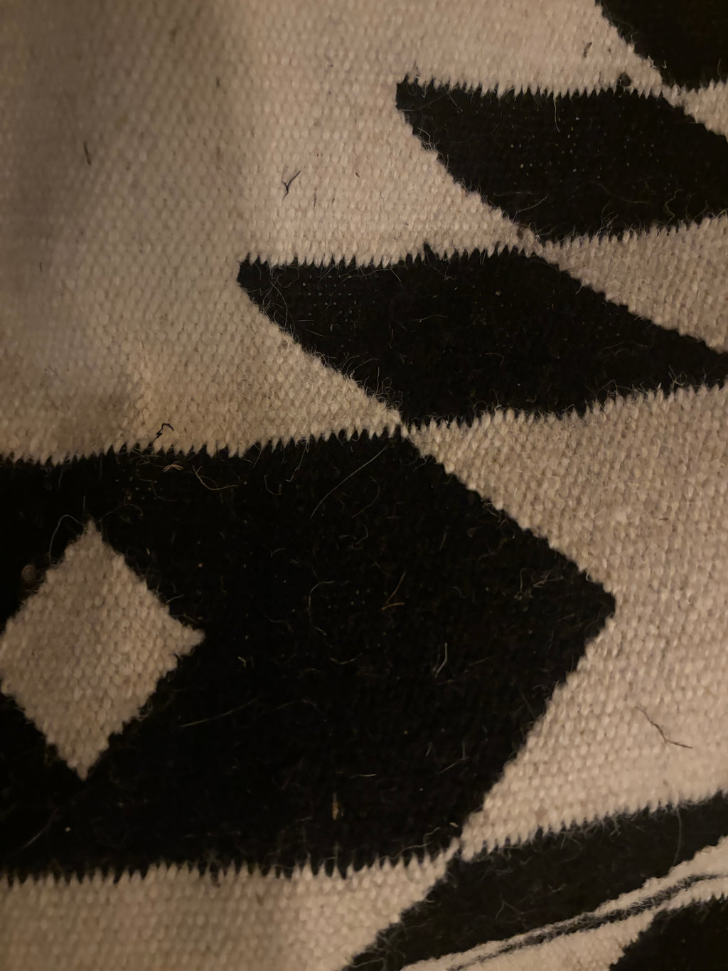 Tapis kilim en laine à motifs géométriques – noir & écru