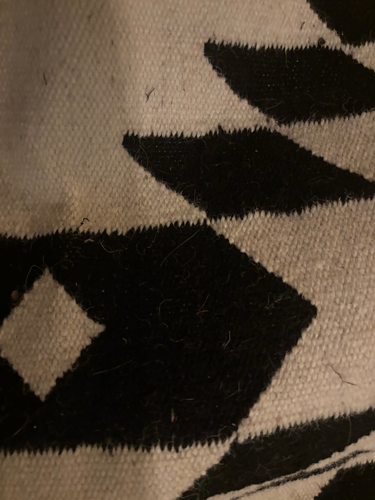 Tapis kilim en laine à motifs géométriques – noir & écru