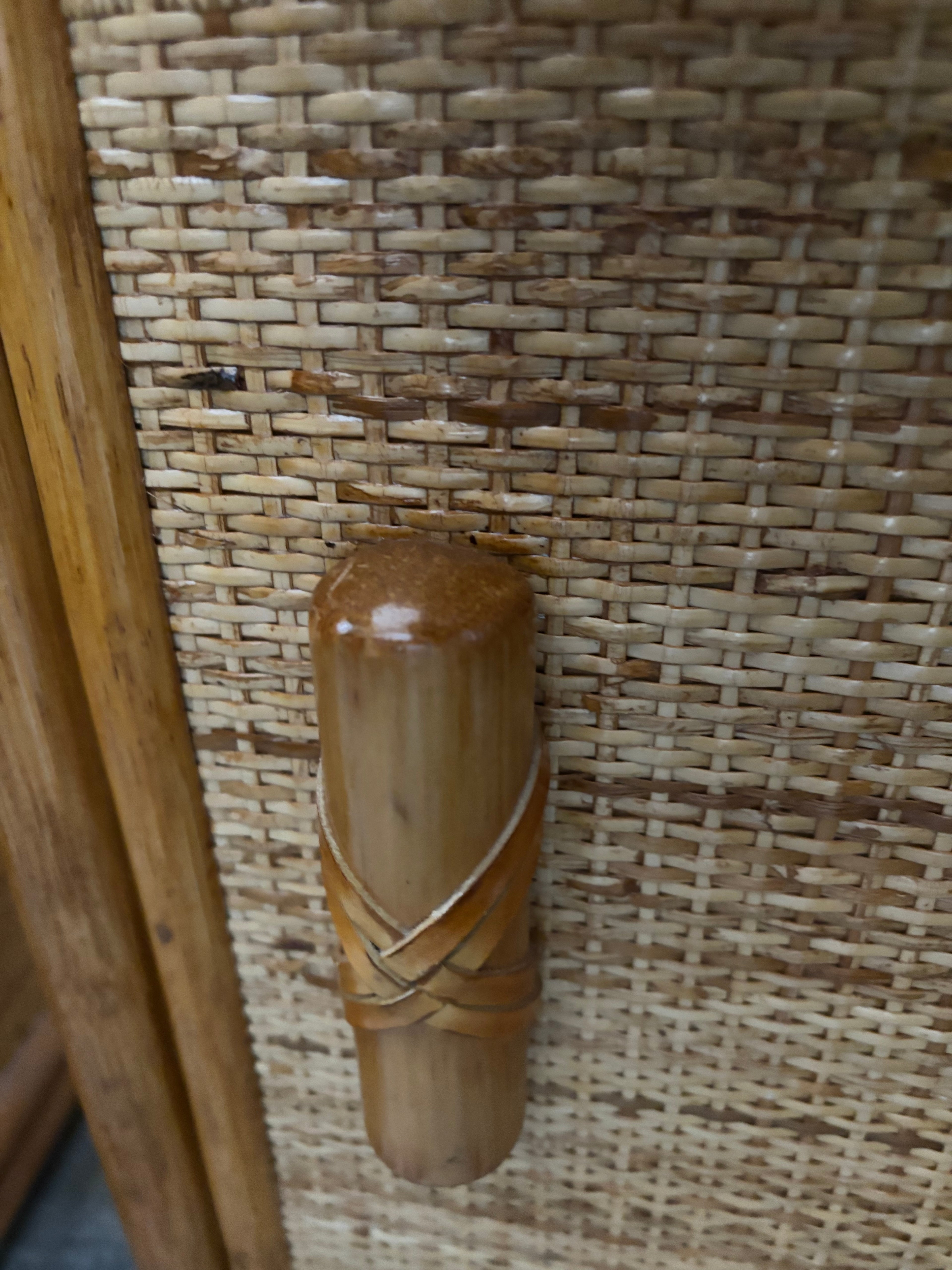 Meuble d’appoint en bambou et rotin – années 80