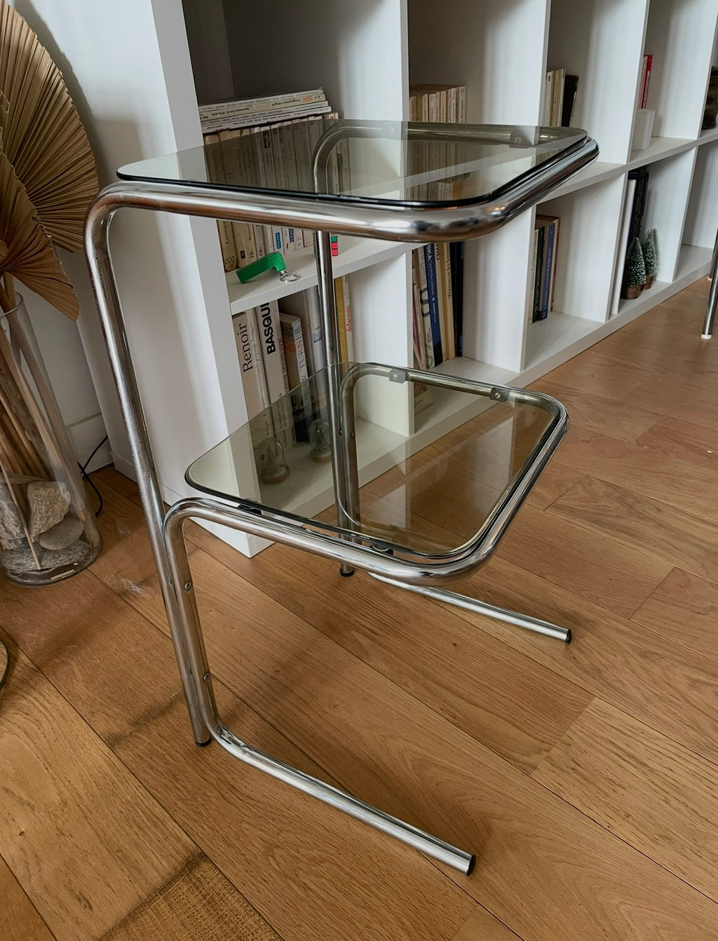Sellette chrome et verre fumé à deux niveaux années 70/80.