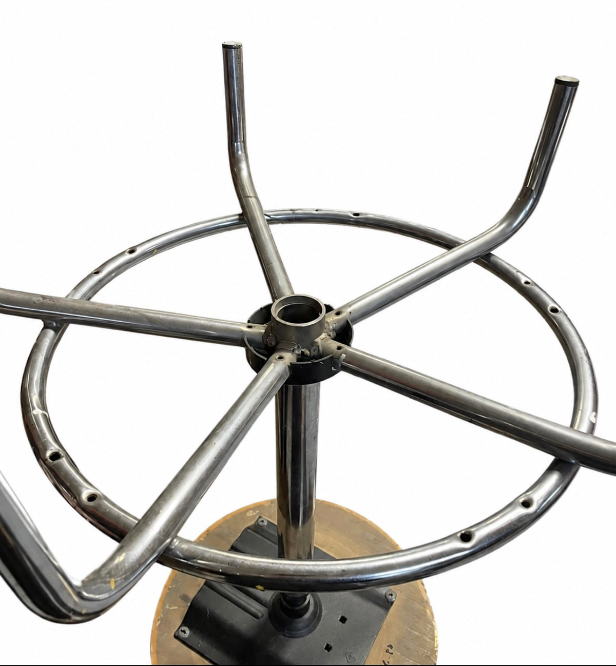 Tabouret d’atelier pivotant en bois et chrome