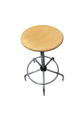 Tabouret d’atelier pivotant en bois et chrome