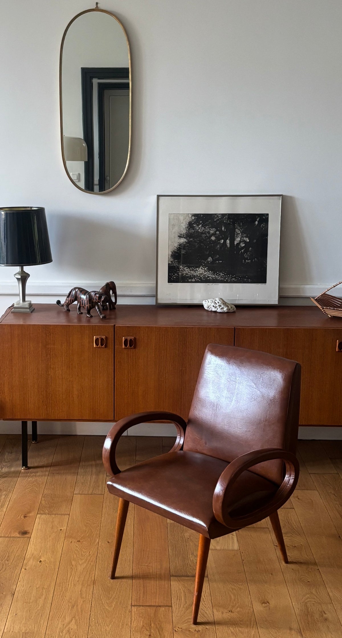 Fauteuil moderniste à accoudoirs ovales, années 1950-1960