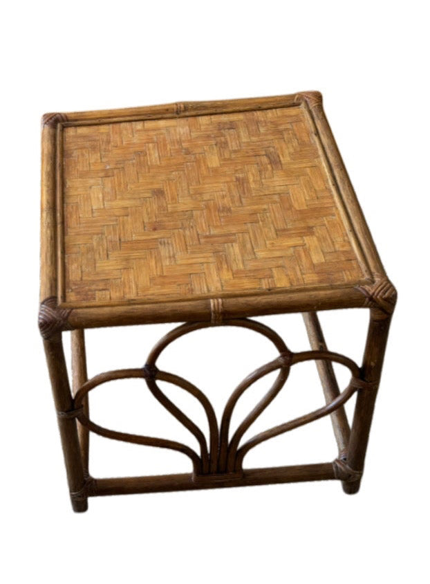 TABLE D’APPOINT EN ROTIN – ANNÉES 70
