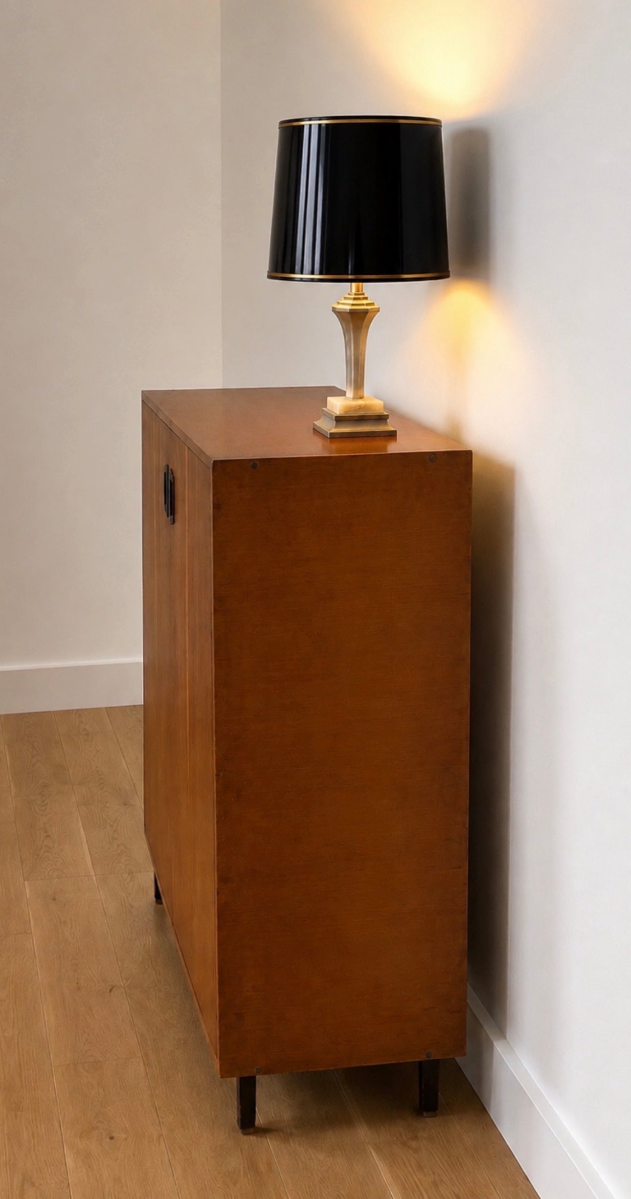Petit meuble de rangement moderniste