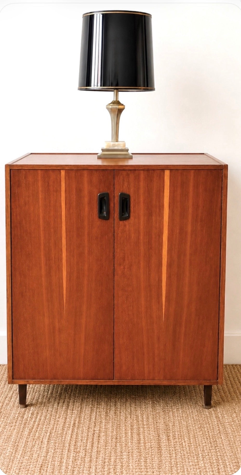 Petit meuble de rangement moderniste